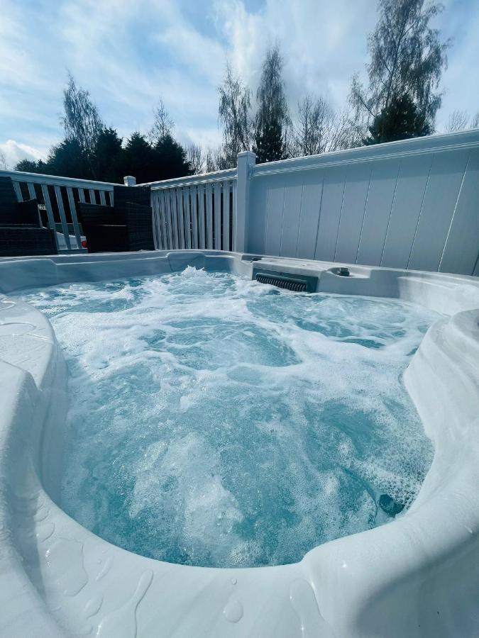 Evergreen Lodge With Hot Tub York Exterior photo